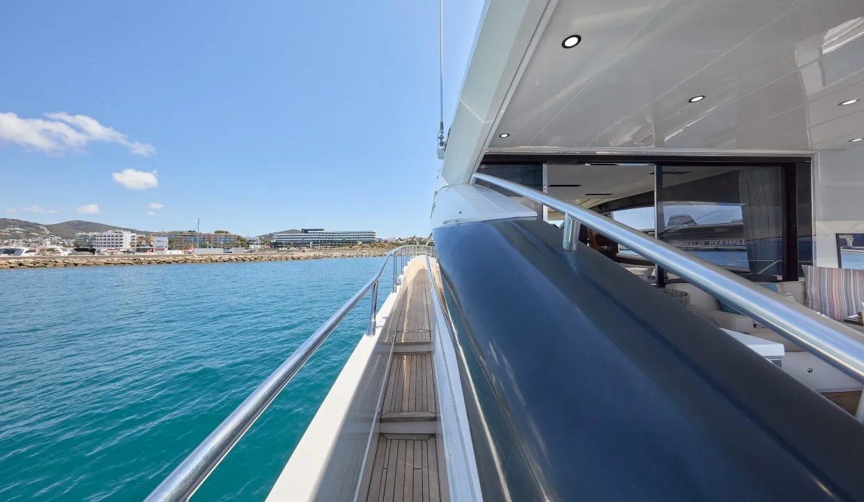 Rent a boat in Ibiza this fall and extend your summer